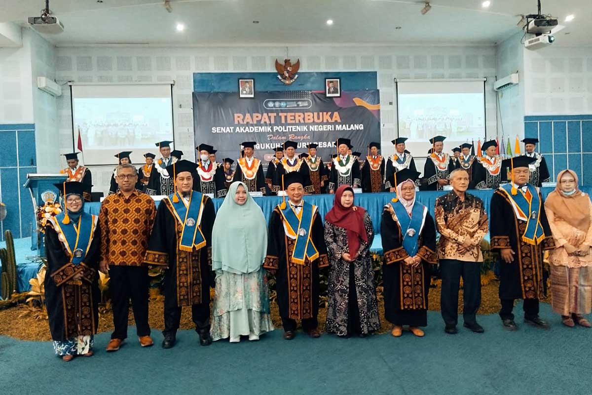 Lima Guru Besar bersama keluarga di Aula Polinema. (ws10) - Polinema Tutup Tahun 2023 dengan Penambahan Lima Guru Besar
