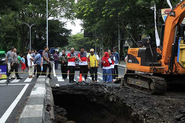 Lubang menganga di Jalan Bandung nampak dalam sekitar 5 meter. (ist) - Jalan Bandung Ambles, Pj. Wali Kota Malang: Kebut Perbaikan 4-5 Hari