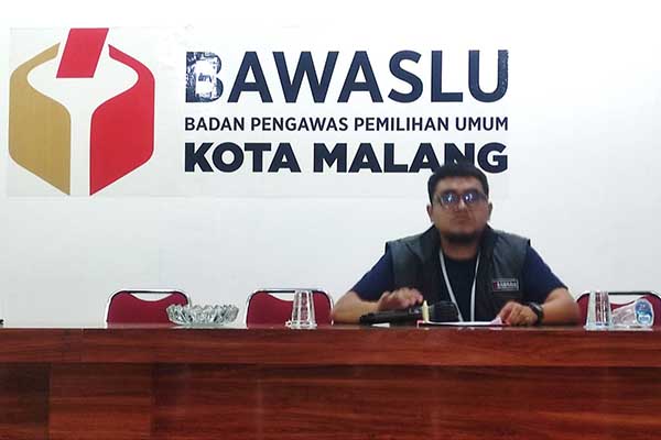 M. Hasby Ash Shiddiqy SAP merilis hasil pengawasan BPTb DPK dan TMS. (rhd) - Bawaslu Kota Malang Rilis Hasil Pengawasan BPTb DPK dan TMS