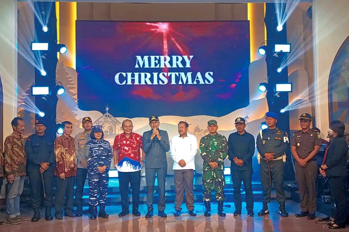 Melakukan pengecekan ke GKI Bromo. (ws9) - Pastikan Keamanan, Forkopimda Pantau Gereja, Pos Pam dan Pos Yan Nataru