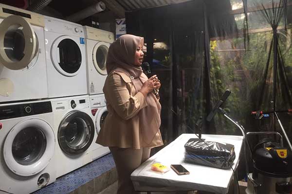 Owner King Laundry Batu berikan Inovasi Bisnis Laundry kepada Karyawan pra-purna bakti PT. Beiersdorf Malang. (Seru.co.id/ws9) - King Laundry Beri Inovasi Bisnis ke Karyawan Masa Pra-Purna Bakti PT Beiersdorf Malang