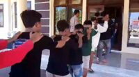 Para pelaku saat diamankan ke Mapolres Situbondo. (Seru.co.id/fin) - Tim Opsnal Polres Amankan 10 Pemuda Pelaku Pengeroyokan dan Pembacokan