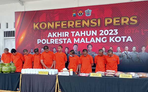 Para tersangka dihadirkan saat konferensi pers. (ws10) - Sepanjang 2023, Polresta Makota Selamatkan 108.000 Jiwa dari Narkoba