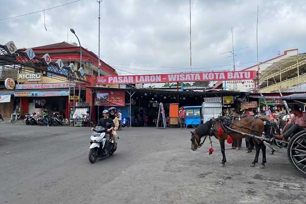Pasar Wisata Laron, Alun-alun Kota Batu. (Seru.co.id/dik) - Pedagang Pasar Wisata Laron Batu Khawatirkan Sepi Pengunjung Akibat Hujan Deras dan Minimnya Sarpras