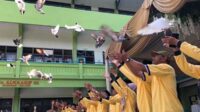 Pelepasan burung simbolis pembukaan Ajang Kreatifitas Aktivitas dan Seni (Aksi) XII. (wul) - 2.081 Peserta Ikuti 15 Kompetisi AKSI XII MTS Almaarif 1 Singosari