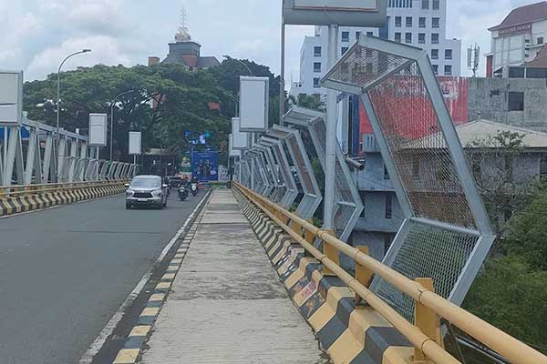 Pemasangan pagar pembatas di jembatan Suhat mulai dilakukan. (ws10) - Disuarakan Mahasiswa Sumut Malang, Jembatan Suhat Dipasang Pagar Pembatas