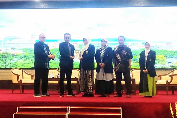 Pemberian simbolis buku kepada Wakil Rektor III UB. (ws10) - Dewan Profesor UB Launching dan Bedah Buku Hukum Oligark
