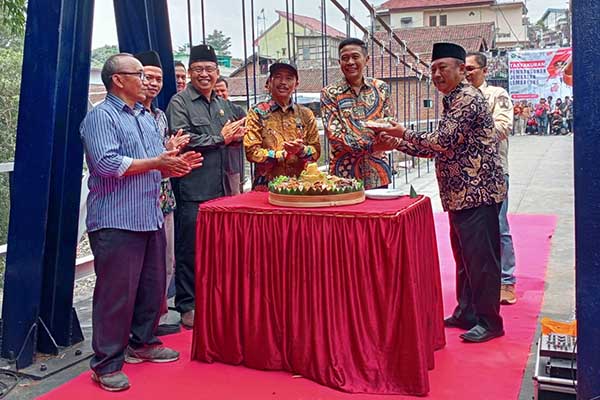 Pemotongan tumpeng oleh Pj Walikota Malang. (Seru.co.id/ws10) - Tasyakuran Jembatan Lembayung, Pj Walikota: Semoga Bermanfaat untuk Perekonomian