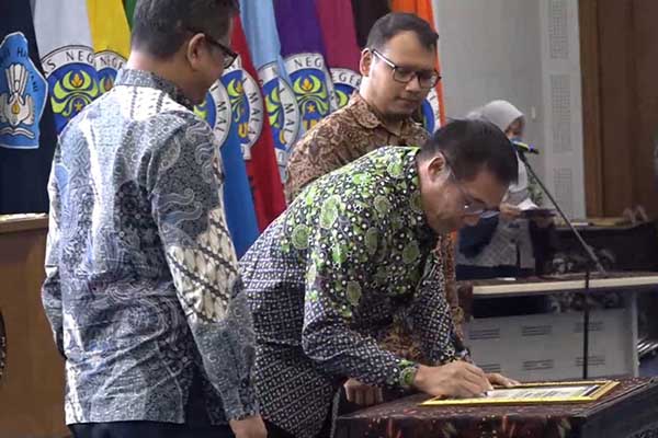 Penandatanganan pencanangan zona integritas yang dilakukan oleh Rektor UM dan Sekretaris II Tim Reformasi Birokrasi Ditjen Diktiristek. (ws9) - UM Gelar Pencanangan Zona Integritas Bebas KKN Tahun 2023