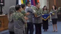 Pencanangan zona integritas yang dilakukan oleh Rektor UM dan Sekretaris II Tim Reformasi Birokrasi Ditjen Diktiristek. (ws9) - UM Gelar Pencanangan Zona Integritas Bebas KKN Tahun 2023