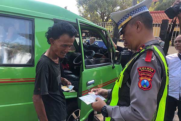 Pengecekan kelengkapan kendaraan. (Seru.co.id/wul) - Satlantas Polres Malang Gelar Cek Kendaraan dan Tes Urine Jelang Nataru