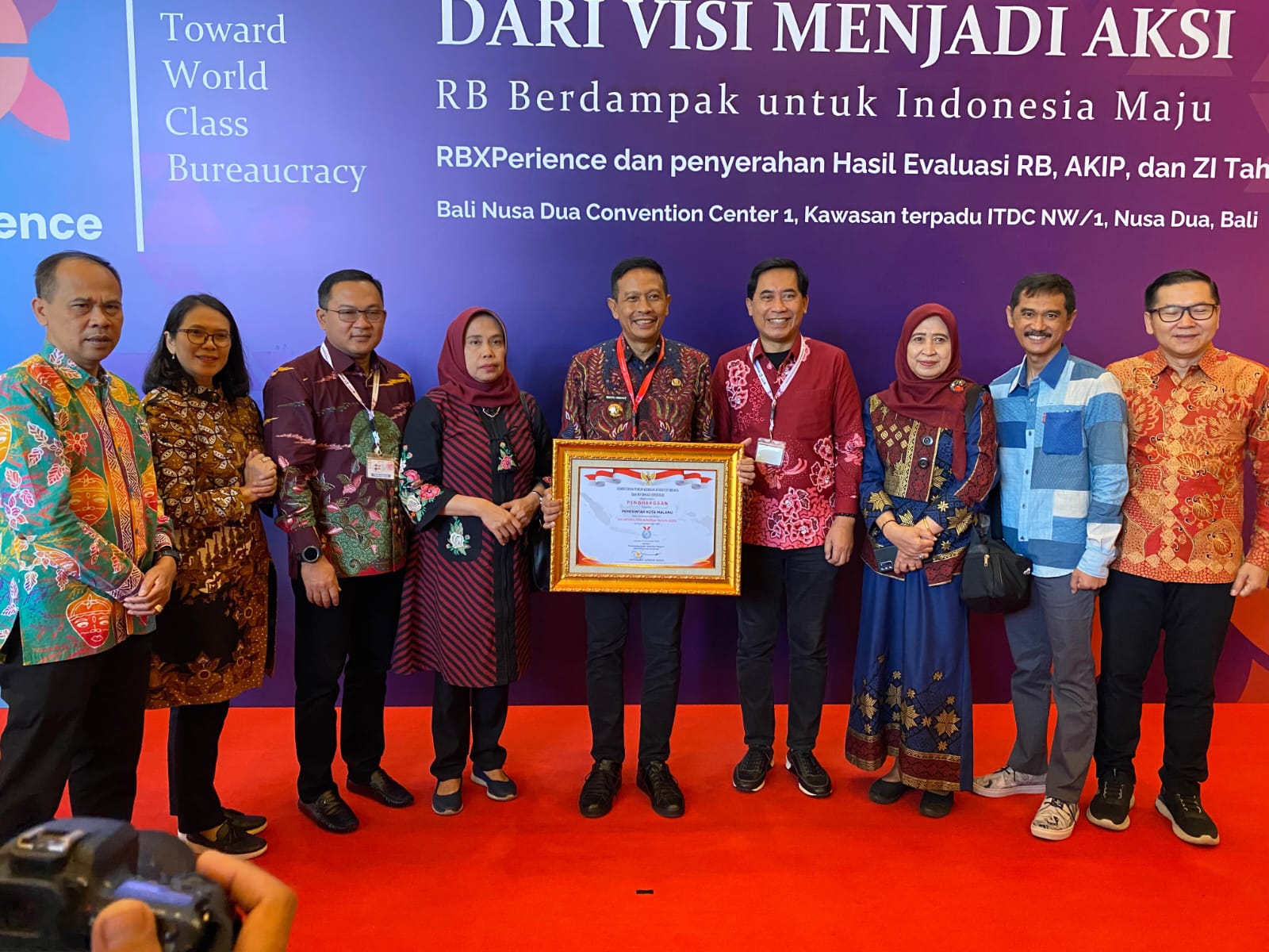 Penghargaan reformasi birokrasi dan zona integritas dari KemenPAN RB. (ist) - Kota Malang Panen Prestasi Raih SAKIP 2023 Kategori A