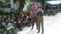 Personel Kodim 0833 ajarkan fungsi kompas siswa SD Kartika IV-6-7 Malang. (ist) - Personel Kodim 0833 Ajarkan Fungsi Kompas Siswa SD Kartika IV-6-7 Malang