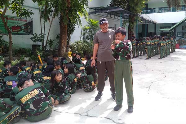 Personel Kodim 0833 ajarkan fungsi kompas siswa SD Kartika IV-6-7 Malang. (ist) - Personel Kodim 0833 Ajarkan Fungsi Kompas Siswa SD Kartika IV-6-7 Malang