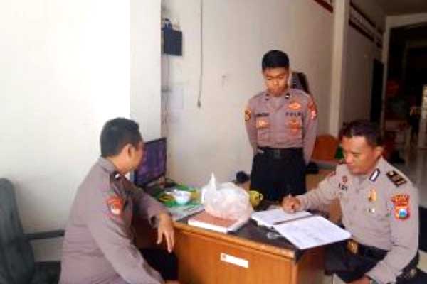 Personel Polres Batu melakukan Patroli di Kantor KPU Batu, Minggu (17/12/2023). (ist) - Polres Batu Patroli ke Penyelenggara Pemilu, Ciptakan Kondusifitas