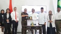 Pertukaran vandel, usai penandatanganan MoU antara Kejari Batu dan UIN Malang. (Seru.co.id/dik) - Kejari Batu Teken MoU dengan UIN Malang di Bidang Perdata dan Tata Usaha Negara