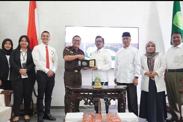 Pertukaran vandel, usai penandatanganan MoU antara Kejari Batu dan UIN Malang. (Seru.co.id/dik) - Kejari Batu Teken MoU dengan UIN Malang di Bidang Perdata dan Tata Usaha Negara