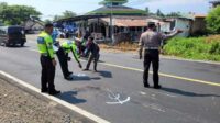 Petugas dari Polres Situbondo saat melakukan olah TKP. (Seru.co.id/aza) - Tabrakan Beruntun di Jalur Pantura Situbondo Akibatkan Seorang Pemotor Tewas
