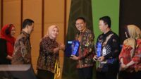 Pj Wali Kota Malang, Dr Ir Wahyu Hidayat MM menerima penghargaan Terbaik I Anugerah Anindhita Wistara Data dari BPS. (ist) - Kota Malang Sabet Terbaik I Nasional Anugerah Anindita Wistara Data 2023