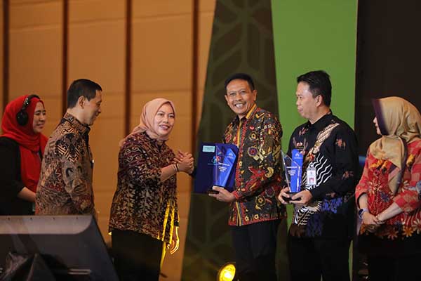 Pj Wali Kota Malang, Dr Ir Wahyu Hidayat MM menerima penghargaan Terbaik I Anugerah Anindhita Wistara Data dari BPS. (ist) - Kota Malang Sabet Terbaik I Nasional Anugerah Anindita Wistara Data 2023