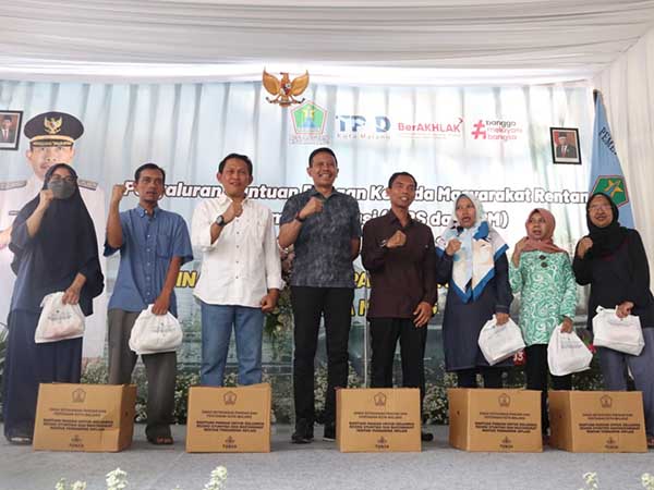 Pj Wali Kota Malang bersama Dispangtan dan jajarannya saat penyaluran bantuan. (ist) - Pemkot Malang Salurkan 3.220 Paket Bantuan Atasi Inflasi dan Stunting