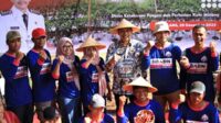 Pj Wali Kota Malang bersama Kelompok Tani Sumber Rejeki saat panen cabai merah di Merjosari. (pro) - Kendalikan Inflasi, Pj Wali Kota Malang Libatkan Poktan Panen Cabai Merah