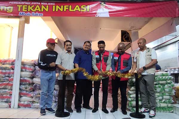 Pj Wali Kota Malang bersama TPID meresmikan Warung Tekan Inflasi Mbois Ilakes. (rhd) - Pemkot Malang Buka Warung Tekan Inflasi Mbois Ilakes di Tiga Pasar, Simak Harganya
