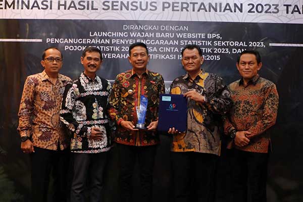 Pj Wali Kota Malang bersama jajaran Forkopimda dan BPS Kota Malang. (ist) - Kota Malang Sabet Terbaik I Nasional Anugerah Anindita Wistara Data 2023