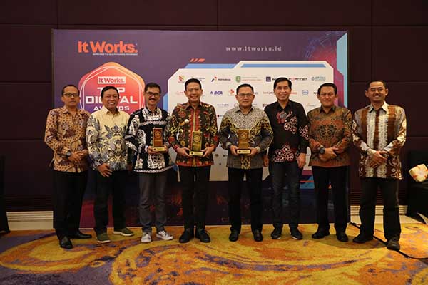 Pj Wali Kota Malang bersama jajaran Kepala OPD di Ajang Top Digital Awards 2023. (ist) - Kota Malang Raih 5 Penghargaan Top Digital Award 2023