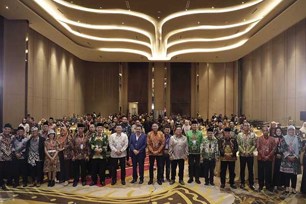 Pj Wali Kota Malang bersama jajaran Pemkot Malang dalam anugerah Positive News Maker 2023. (pro) - Lewat 'Kemis Mbois', Pj Wali Kota Malang Terima Penghargaan Positive News Maker 2023