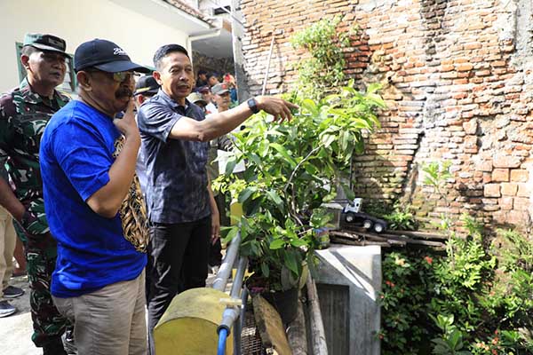 Pj Wali Kota Malang saat meninjau pembersihan sungai Bareng dalam Prokasih. (ist) - Pj Wali Kota Apresiasi Prokasih, Kepedulian dan Kesadaran Bersama Berperilaku Hidup Bersih