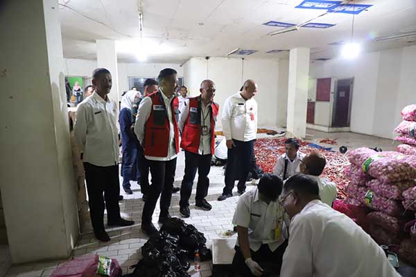 Pj Wali Kota Malang dan Sekda Kota Malang tinjau Warung Mbois Ilakes di Pasar Besar. (pro) - Pj Wali Kota Gelontorkan BTT Rp2 M untuk Warung Mbois Ilakes Kendalikan Inflasi