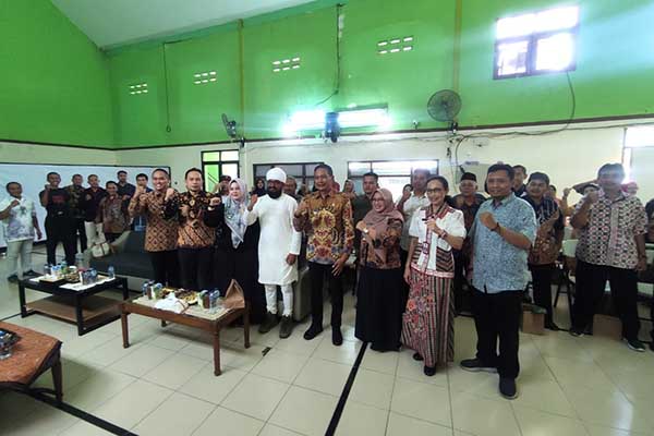 Pj Wali Kota Malang foto bersama perangkat Kelurahan dan Ketua RT/RW se-Bunulrejo. (rhd) - Pj Wali Kota Salurkan CSR Tong Sampah dan Bibit Tanaman ke Kelurahan Bunulrejo