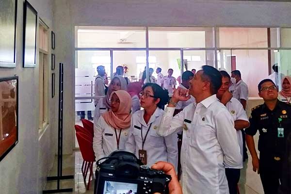 Pj Wali Kota Malang melihat beberapa arsip. (ws10) - Pj Wali Kota Malang Resmikan Depot Arsip, Siap Maksimalkan Penyimpanan