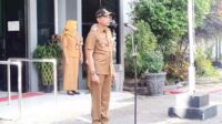 Pj Wali Kota Malang memberi pengarahan di halaman kantor Kecamatan Klojen. (ws10) - Lampaui Target PBB, Pj Wali Kota Malang Apresiasi Kecamatan Klojen dan Lurah Berprestasi