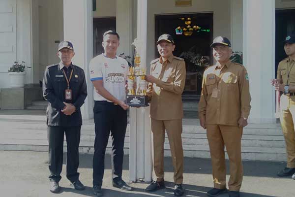 Pj Wali Kota Malang memberikan penghargaan kepada tim Toegoe Basket Ball. (ws10) - Pemkot Malang Kembali Raih Penghargaan Kinerja Pertumbuhan Realisasi Investasi Terbaik se-Jatim