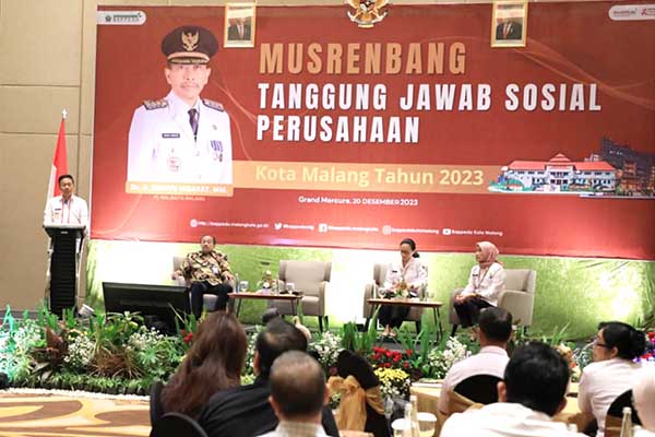 Pj Wali Kota Malang memberikan sambutan Musrenbang Tanggungjawab Sosial Perusahaan. (pro) - Gelar TSP, Pemkot Malang Harapkan Kolaborasi Pemerintah Perusahaan dan Masyarakat