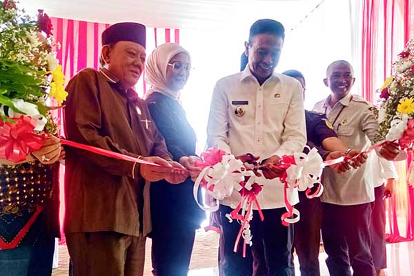Pj Wali Kota Malang memotong pita tandai peresmian gedung Depot Arsip Kota Malang. (ws10) - Pj Wali Kota Malang Resmikan Depot Arsip, Siap Maksimalkan Penyimpanan