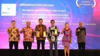 Pj Wali Kota Malang menerima penghargaan Top Digital Awards 2023 di Raffles Hotel Jakarta. (ist) -Kota Malang Raih 5 Penghargaan Top Digital Award 2023