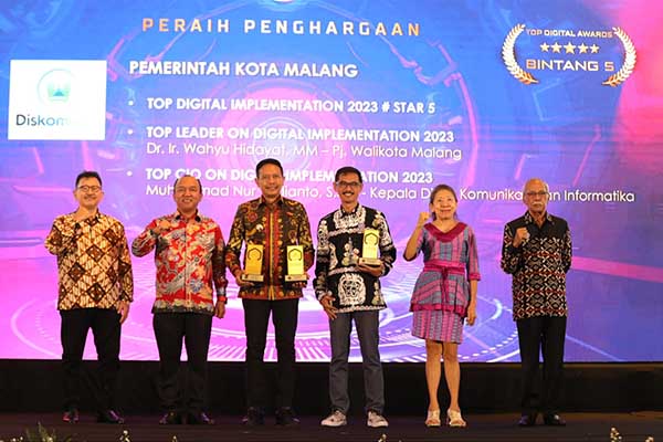 Pj Wali Kota Malang menerima penghargaan Top Digital Awards 2023 di Raffles Hotel Jakarta. (ist) -Kota Malang Raih 5 Penghargaan Top Digital Award 2023