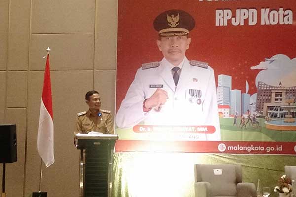 Pj Wali Kota Malang menyampaikan visi misi Kota Malang 2025-2045. (ws10) - RPJPD 2025-2045, Menuju Malang Berdaya Saing Global Sejahtera dan Berkelanjutan