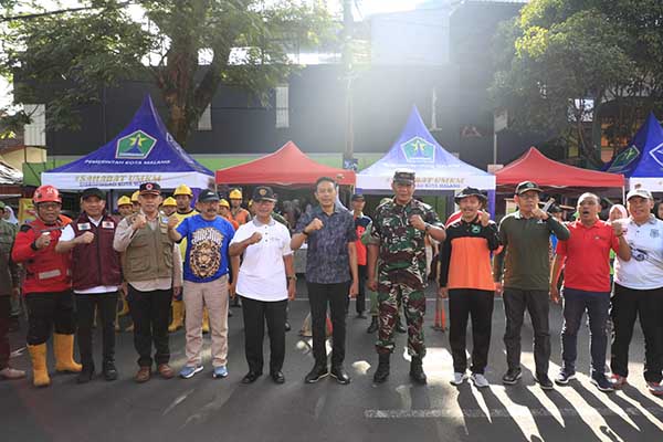 Pj Wali Kota Malang bersama jajaran dan komunitas masyarakat saat pelaksanaan Prokasih. (ist) - Pj Wali Kota Apresiasi Prokasih, Kepedulian dan Kesadaran Bersama Berperilaku Hidup Bersih