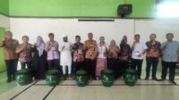 Pj Wali Kota Malang secara simbolis menyerahkan tong sampah dan bibit tanaman kepada perwakilan Ketua RW Kelurahan Bunulrejo. (rhd) - Pj Wali Kota Salurkan CSR Tong Sampah dan Bibit Tanaman ke Kelurahan Bunulrejo