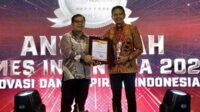 Pj Wali Kota Malang terima penghargaan. (pro) - Lewat 'Kemis Mbois', Pj Wali Kota Malang Terima Penghargaan Positive News Maker 2023