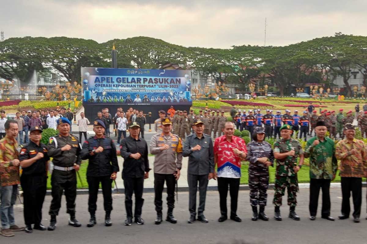 Pj Wali Kota bersama Forkopimda plus dan unsur masyarakat sebelum pengecekan ke gereja dan pos pantau. (rhd) - Pastikan Keamanan, Forkopimda Pantau Gereja, Pos Pam dan Pos Yan Nataru