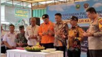 Pj Wali Kota bersama jajaran memotong tumpeng simbolis peresmian palang pintu jalur kereta Pulosari. (ws9) - Pj Wali Kota Malang Resmikan Palang Pintu JPL 61 Pulosari