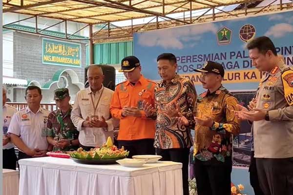 Pj Wali Kota bersama jajaran memotong tumpeng simbolis peresmian palang pintu jalur kereta Pulosari. (ws9) - Pj Wali Kota Malang Resmikan Palang Pintu JPL 61 Pulosari