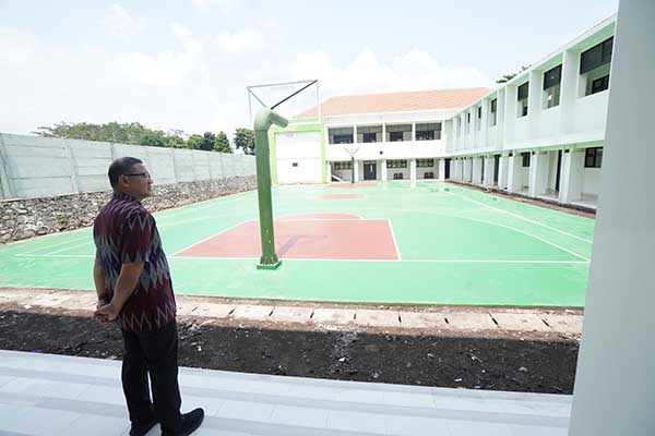 Pj. Walikota Batu Tinjau Lapangan Basket SMP Negeri 7 Kota Batu. (ist) - Isi Hari Libur, Pj Walikota Batu Tinjau Kelanjutan Pembangunan SMPN 7 Batu - Isi Hari Libur, Pj Walikota Batu Tinjau Kelanjutan Pembangunan SMP Negeri 7 Batu