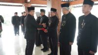 Pj. Wali Kota Batu memberikan ucapan selamat kepada Pejabat yang dilantik. (ist) - Penghujung 2023, Pj. Wali Kota Batu Rotasi Sejumlah Pejabat Pimpinan Tinggi Pratama