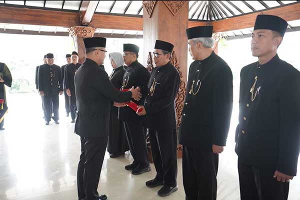 Pj. Wali Kota Batu memberikan ucapan selamat kepada Pejabat yang dilantik. (ist) - Penghujung 2023, Pj. Wali Kota Batu Rotasi Sejumlah Pejabat Pimpinan Tinggi Pratama